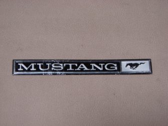B04460E Dash Emblem "Mustang," Stick On
